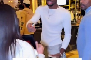 在酒店门口等候多时的小球迷终于等到了sga 暖心的签名...